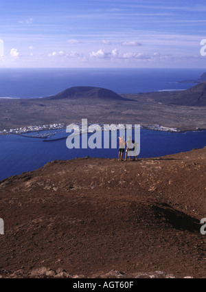 dh la Graciosa isola MIRADOR DEL RIO LANZAROTE Famiglia con vista dal punto di vista turistico della collina Foto Stock