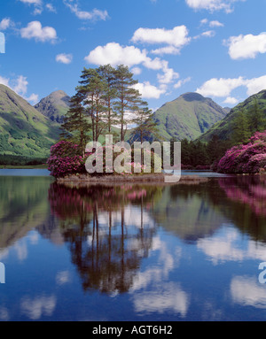 Lochan Urr, Glen Etive, Highland, Scotland, Regno Unito. Vista di Buachaille Etive Beag e Buachaille Etive Mor Foto Stock