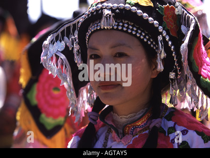 Yi donna in Tanhua, Yunnan, vestito fino al fiore annuale Festival di pinning Foto Stock