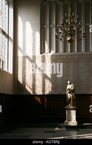 La luce del sole su una statua di Sir Isaac Newton nel ante cappella del Trinity College di Cambridge Regno Unito Foto Stock