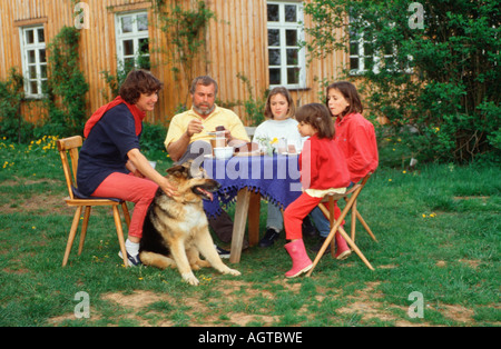 Famiglia con misto di cane di razza Foto Stock
