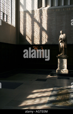 La luce del sole su una statua di Sir Isaac Newton nel ante cappella del Trinity College di Cambridge Regno Unito Foto Stock