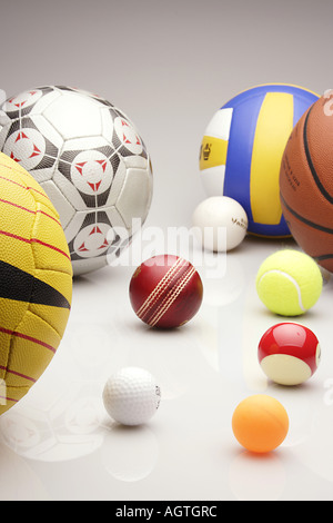 Un assortimento di dieci round diversi colori vari diametri di dimensioni di palline da golf cricket con piscina campo da tennis football soccer beachball squash Foto Stock