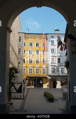 Vista della piazza Hagenauerplatz e Mozart' s house su Getreidegasse street. Salisburgo, Austria. Foto Stock