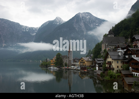 Foschia mattutina nel villaggio di Hallstatt. Salzkammergut, Austria. Foto Stock