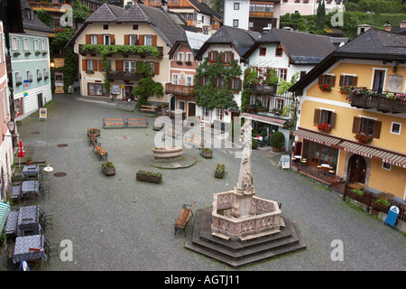 Una vista dall'alto della Piazza del mercato circondata da case tradizionali nel centro di Hallstatt, una piccola e pittoresca cittadina di Salzkammergut, Austria Foto Stock