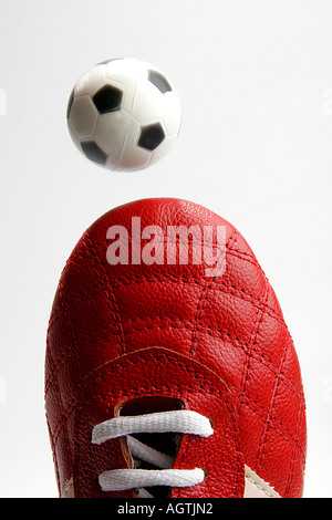 SSK79539 colore rosso pattino e di piccole dimensioni e di colore bianco e nero palla di gomma del calcio o sport calcio Foto Stock