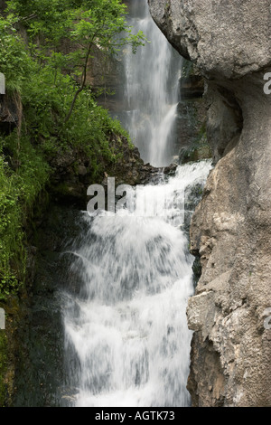 La cascata nel villaggio di Hallstatt. Salzkammergut, Austria. Foto Stock