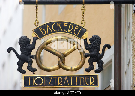 Elaborate il cartello di ferro di una vecchia panetteria sulla via Getreidegasse. Salisburgo, Austria. Foto Stock