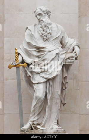 Statua in marmo di San Paolo sul basso livello della cattedrale Dom. Salisburgo, Austria. Foto Stock