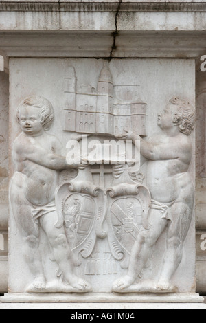 Stemma in rilievo sul livello basso della cattedrale di Salisburgo (Salzburger Dom), la cattedrale barocca del XVII secolo a Salisburgo, Austria. Foto Stock