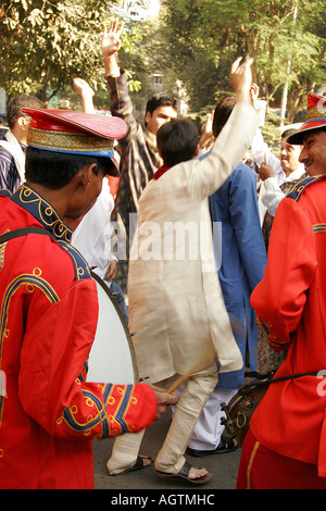 SSK79634 celebrando da ballare in Indian Gujarati corteo nuziale chiamato Varghodo Foto Stock
