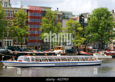 Gita in barca sul canale sul fiume Amstel di Amsterdam Paesi Bassi Foto Stock