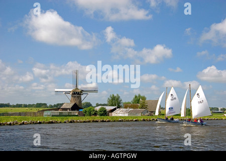 Passato a vela un mulino a vento su un canale ad est di Leiden in provincia di South Holland Olanda Foto Stock