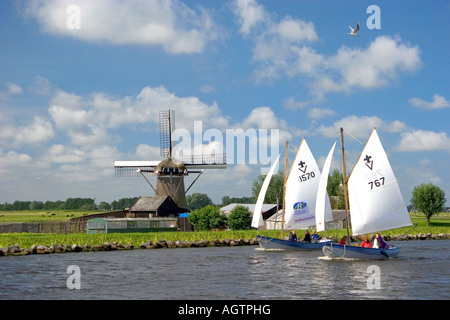 Passato a vela un mulino a vento su un canale ad est di Leiden in provincia di South Holland Olanda Foto Stock