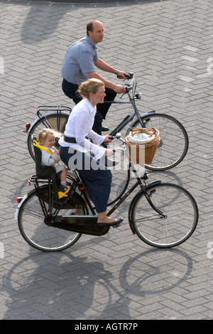 Una famiglia di andare in bicicletta a La Hague nella provincia di South Holland Olanda Foto Stock