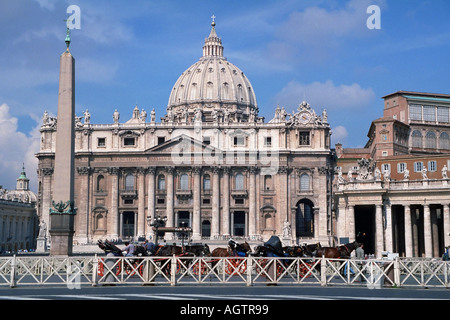 Vista esterna della Basilica Papale di San Pietro nella città del Vaticano. Roma, Italia. Foto Stock