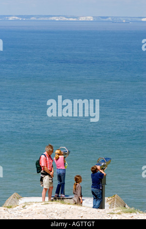 I turisti visualizza le bianche scogliere di Dover in Inghilterra da Cap Blanc Nez nel Pas de Calais dipartimento in Francia settentrionale Foto Stock