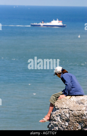 Una donna assume nella vista di Cap Blanc Nez nel Pas de Calais dipartimento in Francia settentrionale Foto Stock