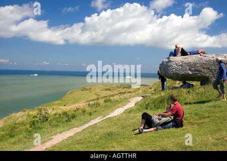 I visitatori prendere nella vista di Cap Blanc Nez un ex tedesco sito di artiglieria nel Pas de Calais dipartimento in Francia settentrionale Foto Stock