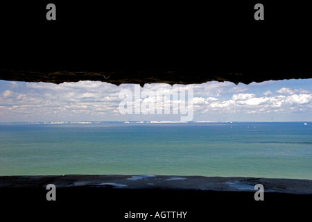 Una vista delle scogliere bianche di Dover in Inghilterra da una pistola tedesca batteria a Cap Blanc Nez Francia Foto Stock