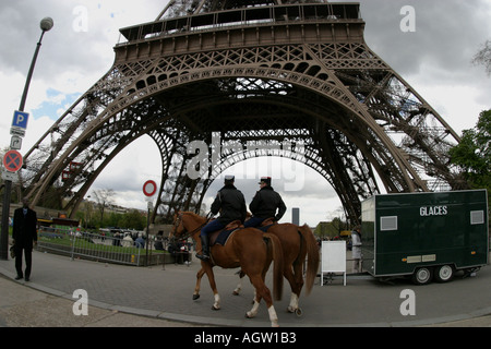 Torre Eiffel con la polizia a cavallo. Foto Stock