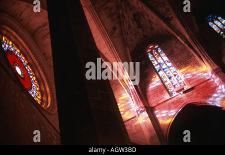 Fascio di luce cade attraverso un round delle vetrate colorate all'interno della cattedrale di Palma de Mallorca Spagna Spain Foto Stock