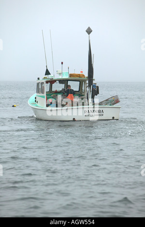 Lobster Boat off di foggy Schoodic Peninsula Maine USA Foto Stock