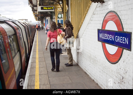 Willesden la stazione Verde Sotterranea piattaforma Northbound Foto Stock