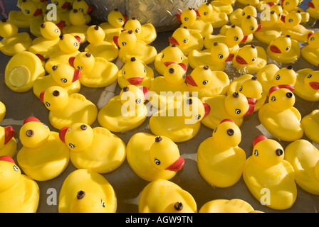 La Folla di plastica gialla anatre al carnevale Foto Stock