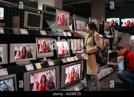 I clienti a Best Buy ispezionare il plasma e LCD ad alta definizione televisori a schermo piatto Foto Stock