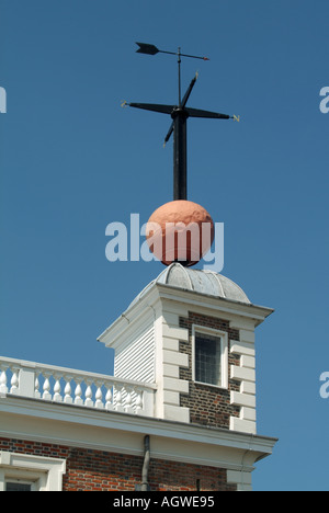 Osservatorio Reale di Greenwich la sfera di tempo sopra Sala Ottagonale fornito un segnale per le navi a controllare cronometri marini Greenwich Park Londra Inghilterra REGNO UNITO Foto Stock