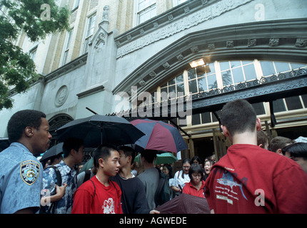 Stuyvesant High School studenti lasciare Brooklyn scuola tecnica ad alto Foto Stock