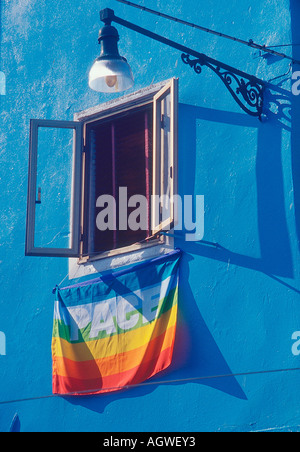 Bandiera sulla facciata della casa Foto Stock