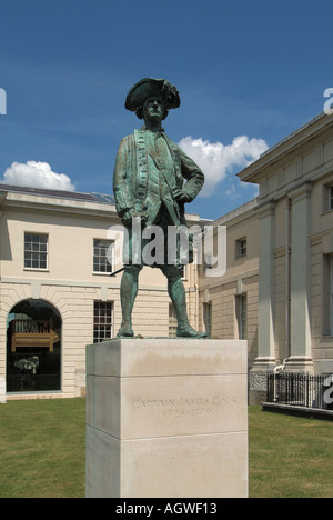 Statua del capitano James Cook al di fuori del National Maritime Museum di Greenwich in Inghilterra Londra REGNO UNITO Foto Stock