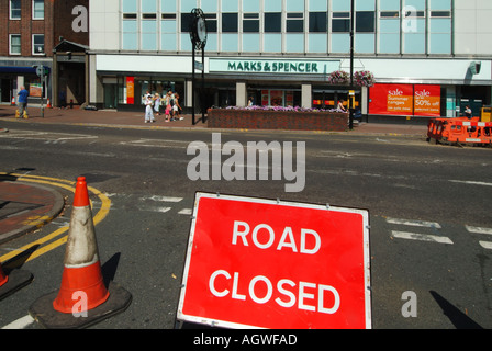 Brentwood High Street shopping area perdita di traffico commerciale strada chiusa segno durante i lavori di sostituzione principale acqua Essex Inghilterra UK Foto Stock