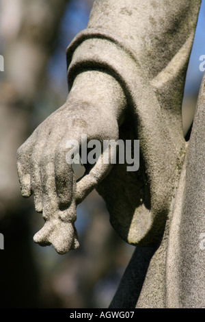 Il cimitero di Highgate Londra dettaglio di un angelo polena tenendo un fiore Foto Stock