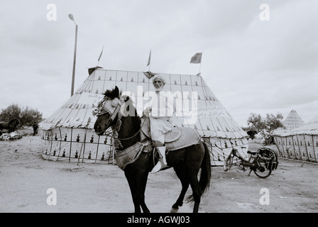 Reportage ritratto di un nobile cavallo berbero uomo in Marrakech Marrakech in Marocco nel Maghreb in Nord Africa Sahara. Bedouin evasione nobiltà Foto Stock