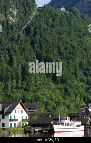 Pendenza di Salzberg montagna. Hallstatt village, Salzkammergut, Austria. Foto Stock