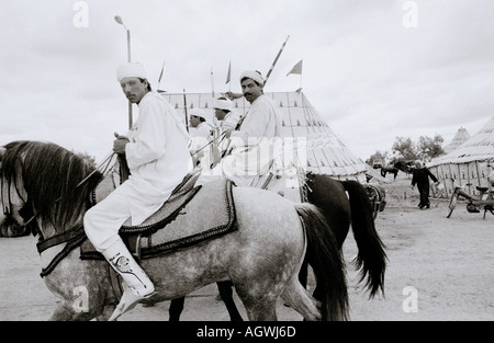 Nobili cavalieri Berbero in Marrakech Marrakech in Marocco nel Maghreb in Nord Africa Sahara. Bedouin cavallo cultura attività di reportage Moresco Travel Foto Stock