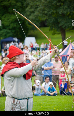 Arciere femminile medievale di sparo longbow Foto Stock