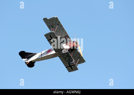 Un Fokker D VII - 1918 biplano flying overhead. Foto Stock