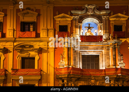 Il Palazzo dei Vescovi di notte Malaga Spagna Foto Stock