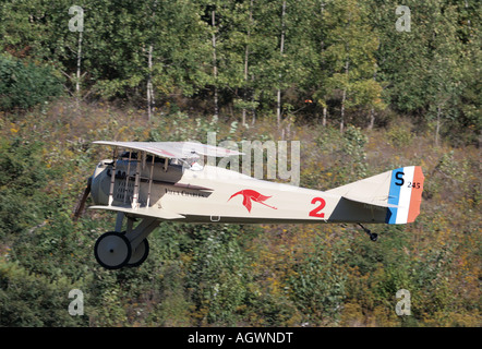 Un 1917 Spad VII biplano in volo. Foto Stock