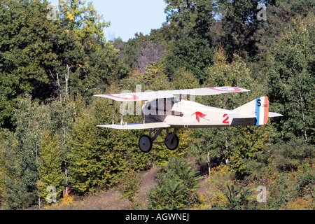 Un 1917 Spad VII biplano in volo. Foto Stock