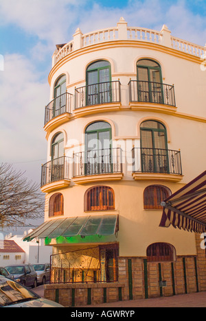 Ufficio arrotondati edificio in serata su un angolo in Nerja spagna Foto Stock