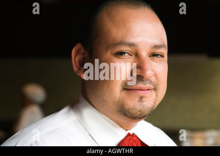 Uomo messicano, cameriere nel ristorante fuori le Jardin in San Miguel De Allende Messico Foto Stock