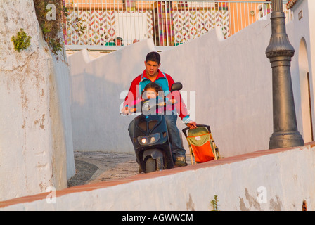 Il grande fratello con la sorella più piccola a cavallo su Vespa Foto Stock