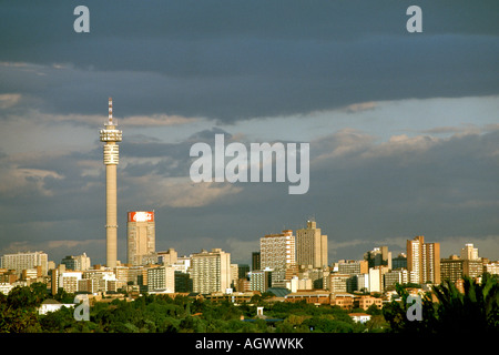 Nel tardo pomeriggio vista sullo skyline di Johannesburg in Sud Africa. Questa immagine è stata precedentemente disponibile come immagine AH94D3. Foto Stock