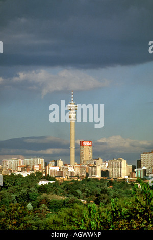 Nel tardo pomeriggio vista sullo skyline di Johannesburg in Sud Africa. Vedere anche AGWWKK dell'immagine. Foto Stock